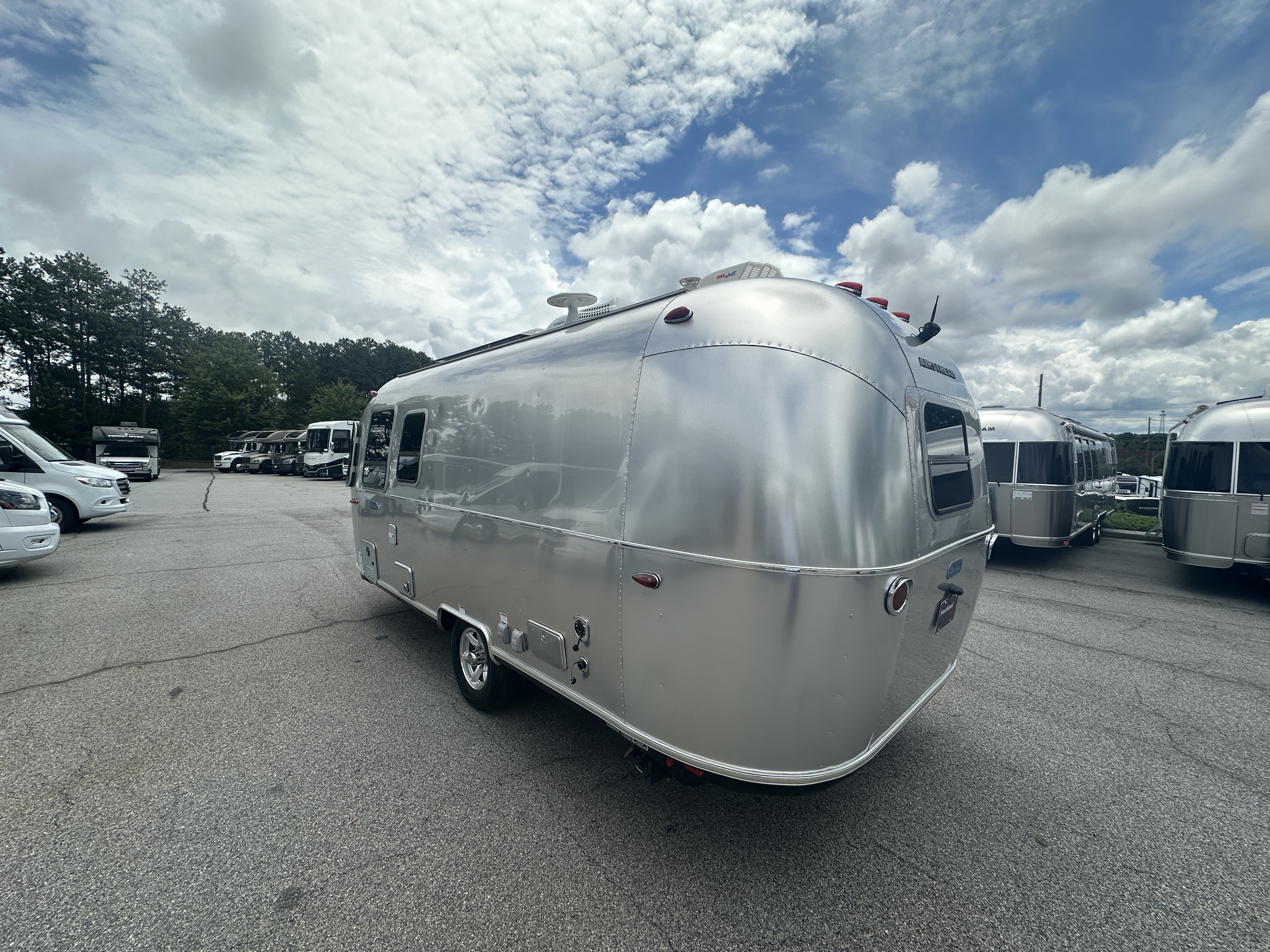 2024 Airstream Bambi 22FB - Image 5