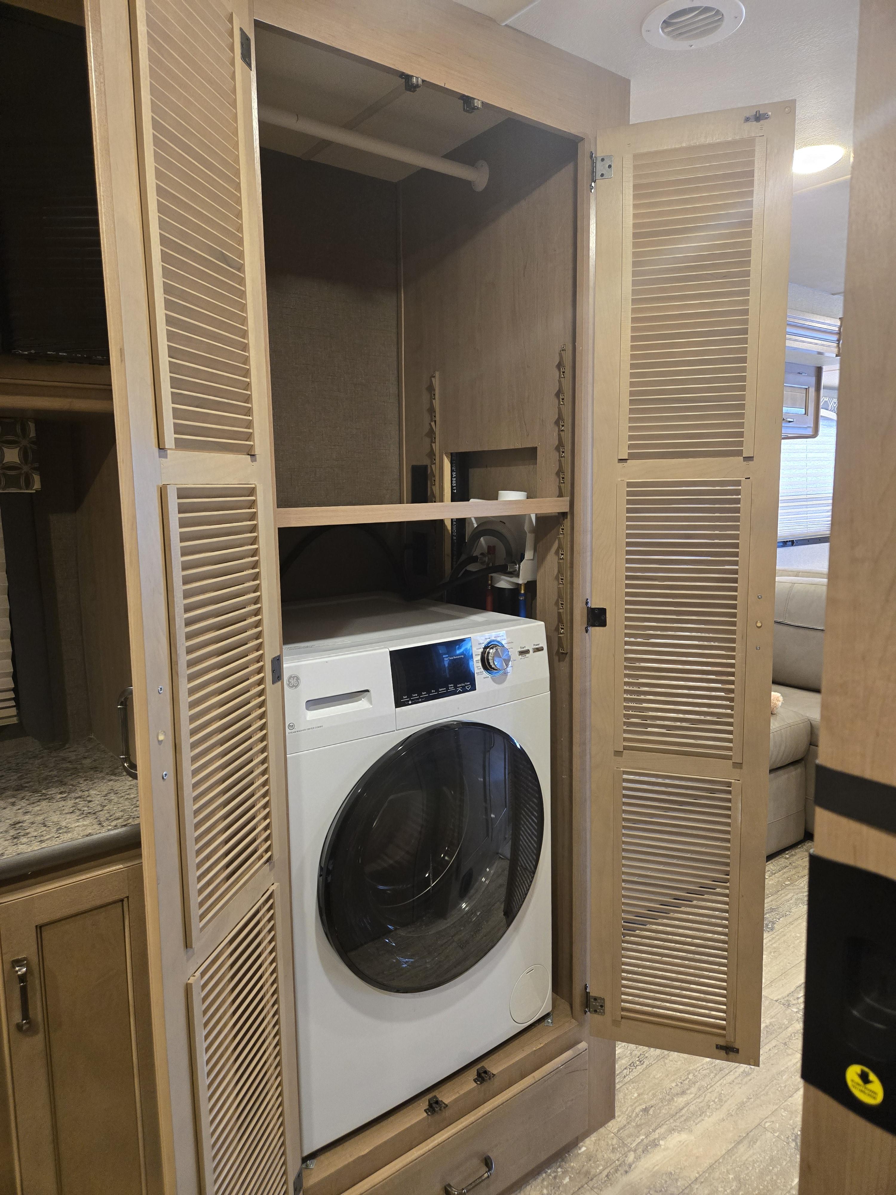 2018 Thor Motor Coach Hurricane 35M - Image 23