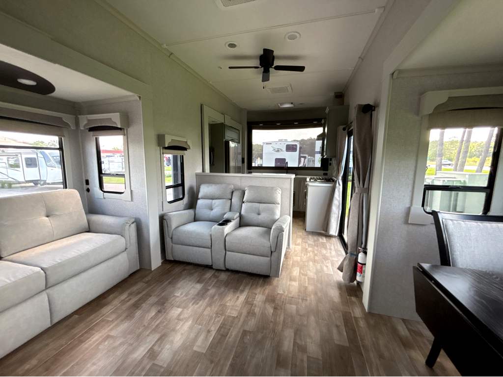 2025 CROSSROADS REDWOOD REGENCY 3881FKL - Image 7