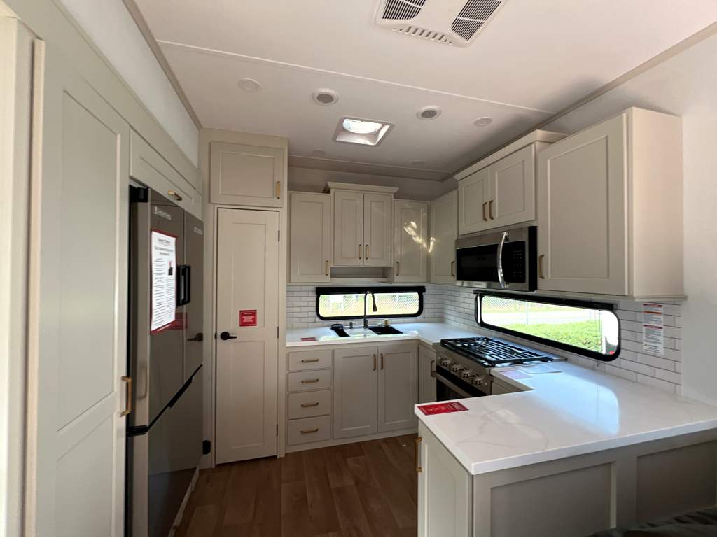 2026 GRAND DESIGN INFLUENCE 3203GK - Image 11