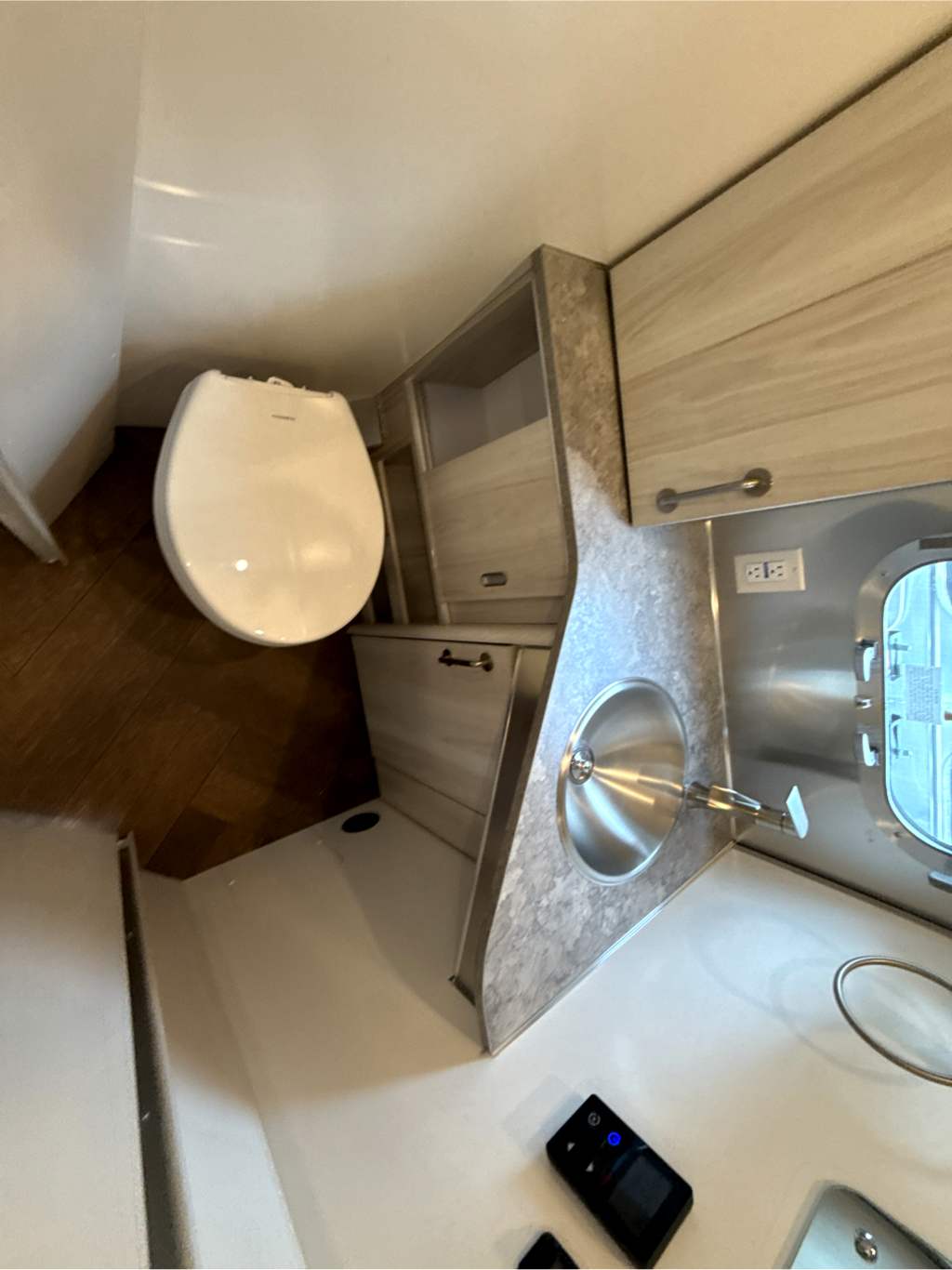 2027 Airstream International 25FB - Image 30