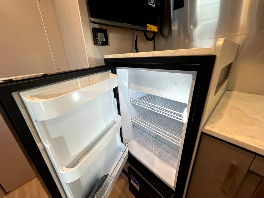 2027 AIRSTREAM CARAVEL 22FB - Image 12