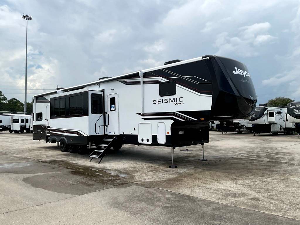 2026 JAYCO SEISMIC 395 - Image 1