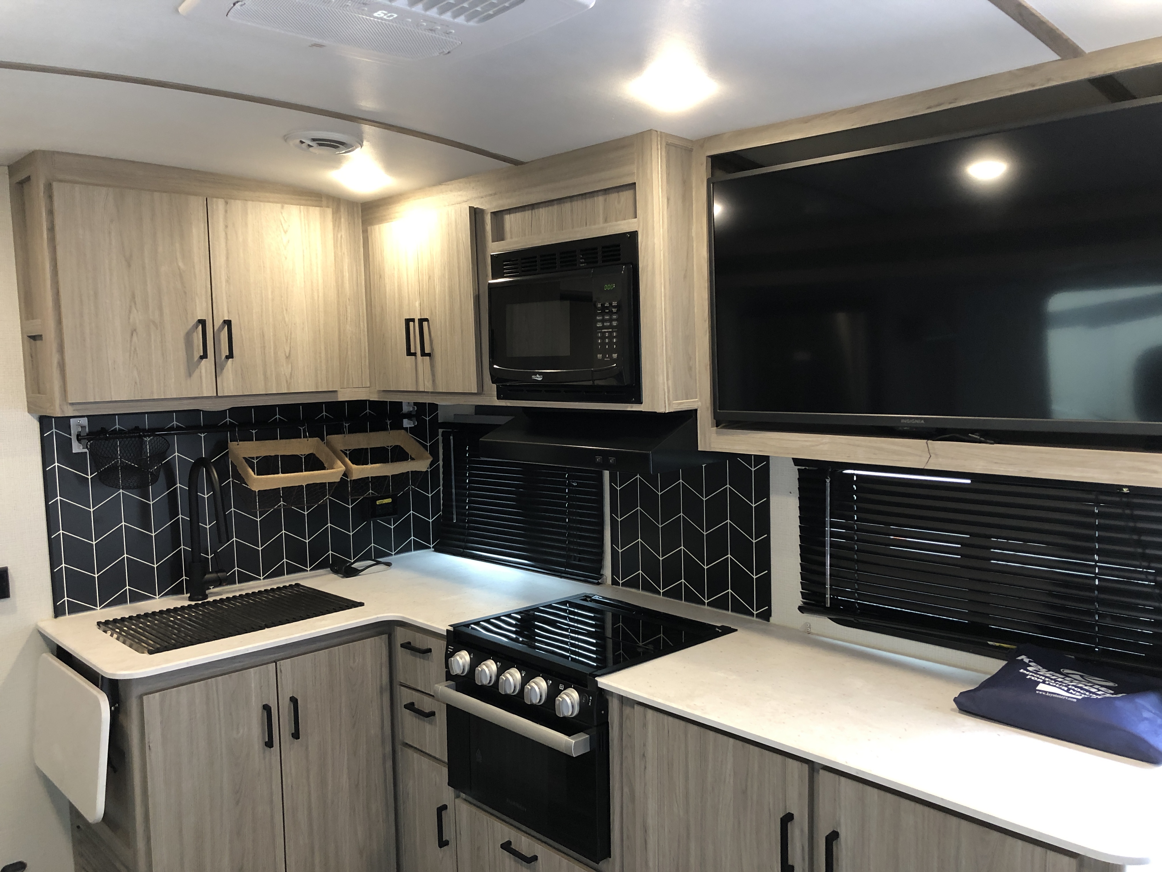 2022 Keystone Passport Grand Touring East 2401BH GT - Image 9