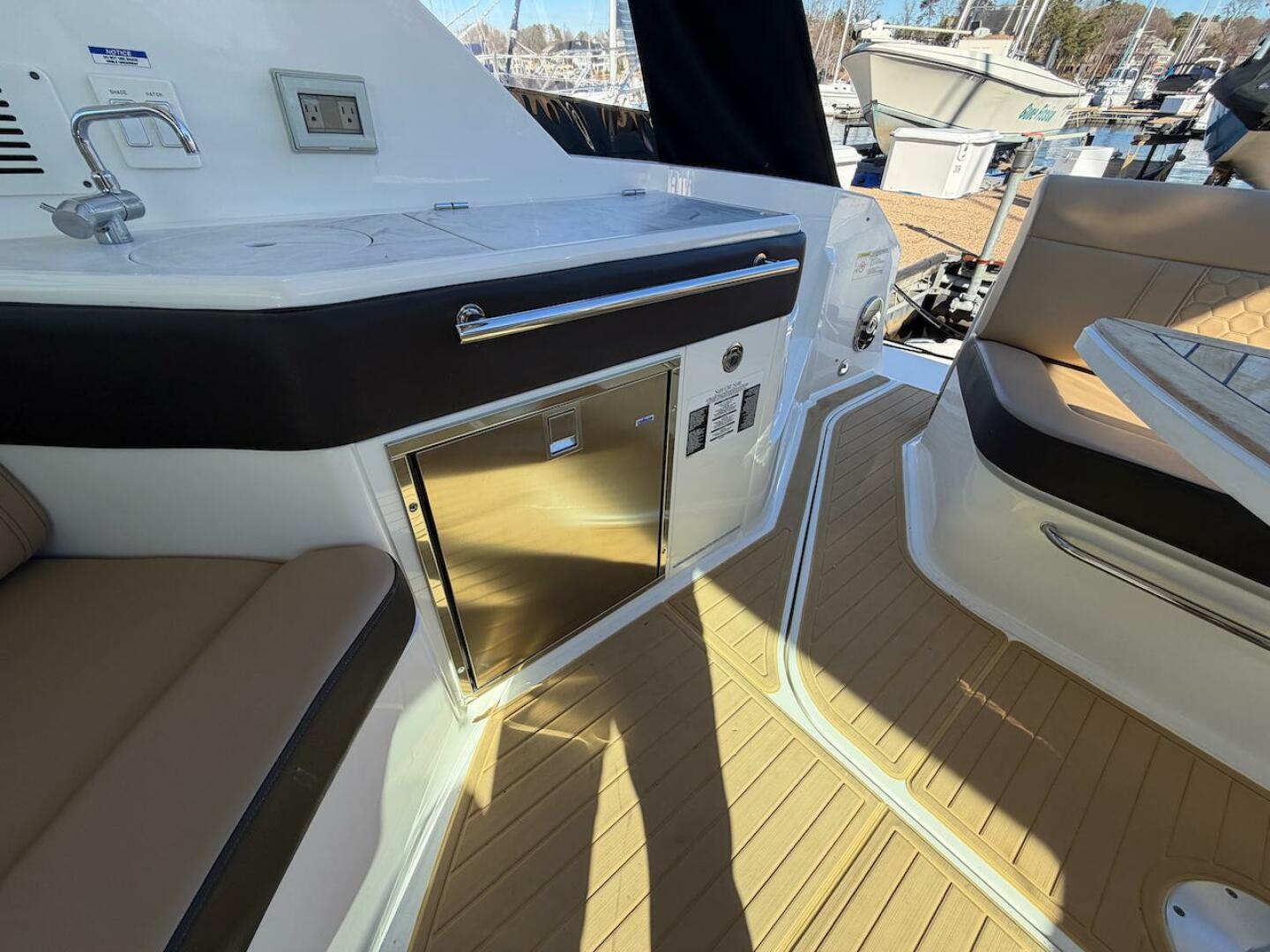 2023 Sea Ray 320 Outboard - Image 31