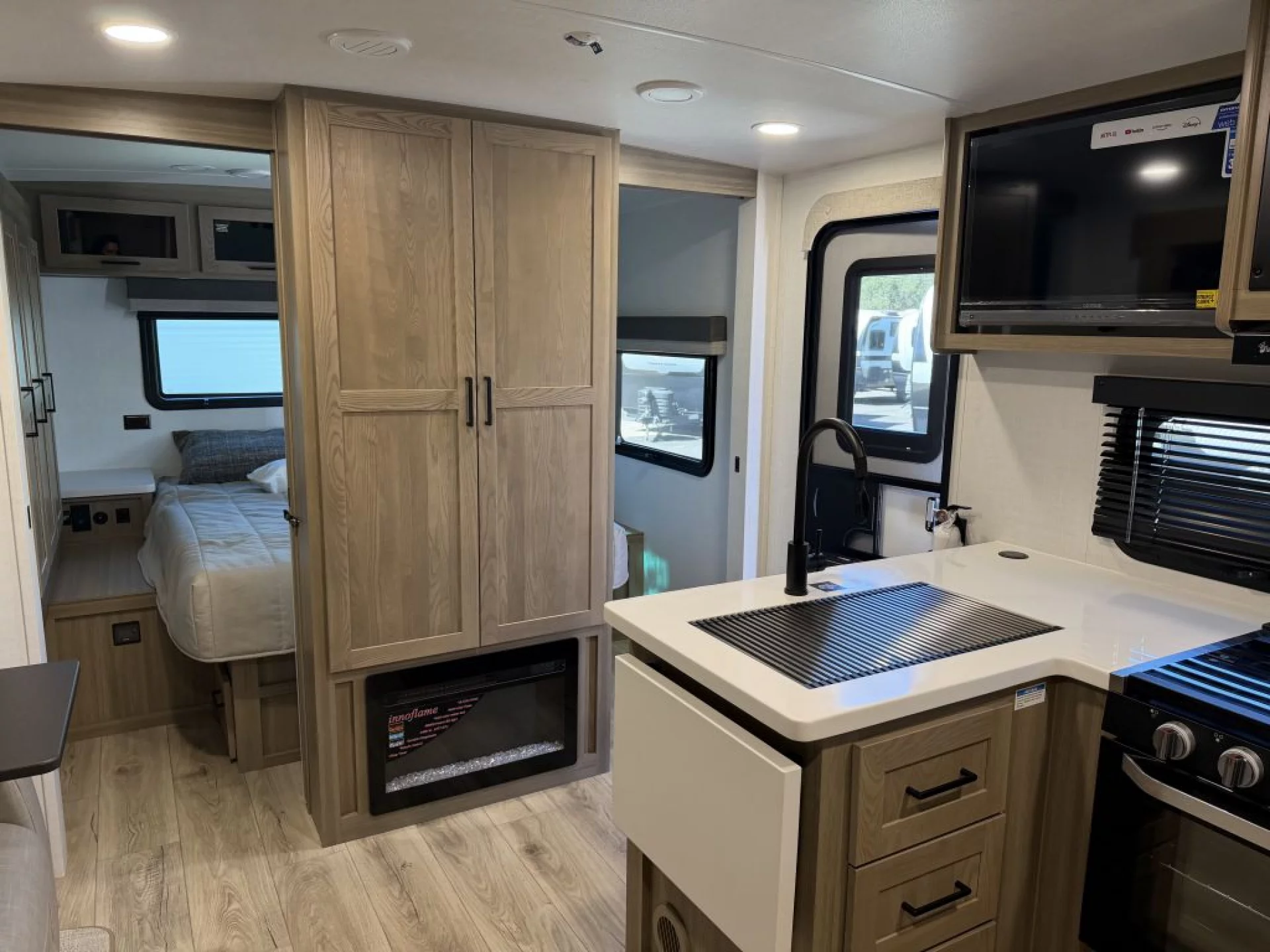 2027 FOREST RIVER ROCKWOOD MINI LITE 2513S - Image 34