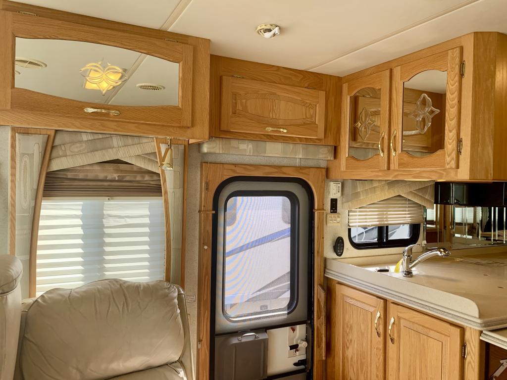 2005 MOUNTAIN AIRE 3778-WORKHORSE - Image 9