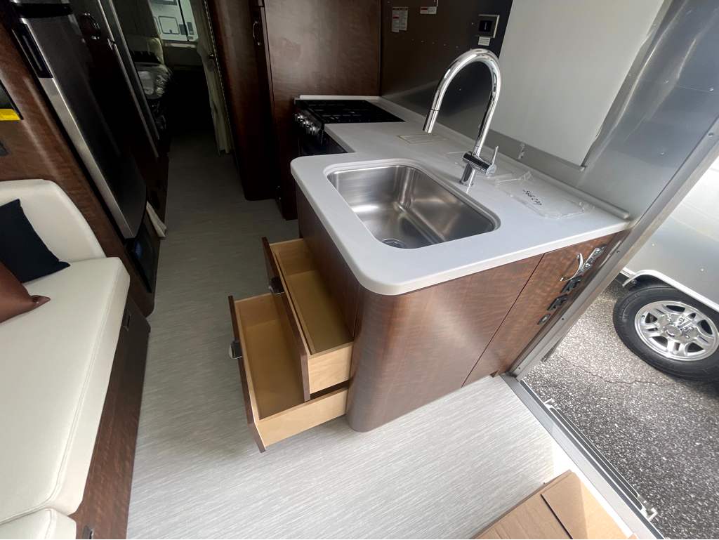 2026 AIRSTREAM GLOBETROTTER 27FBT - Image 20