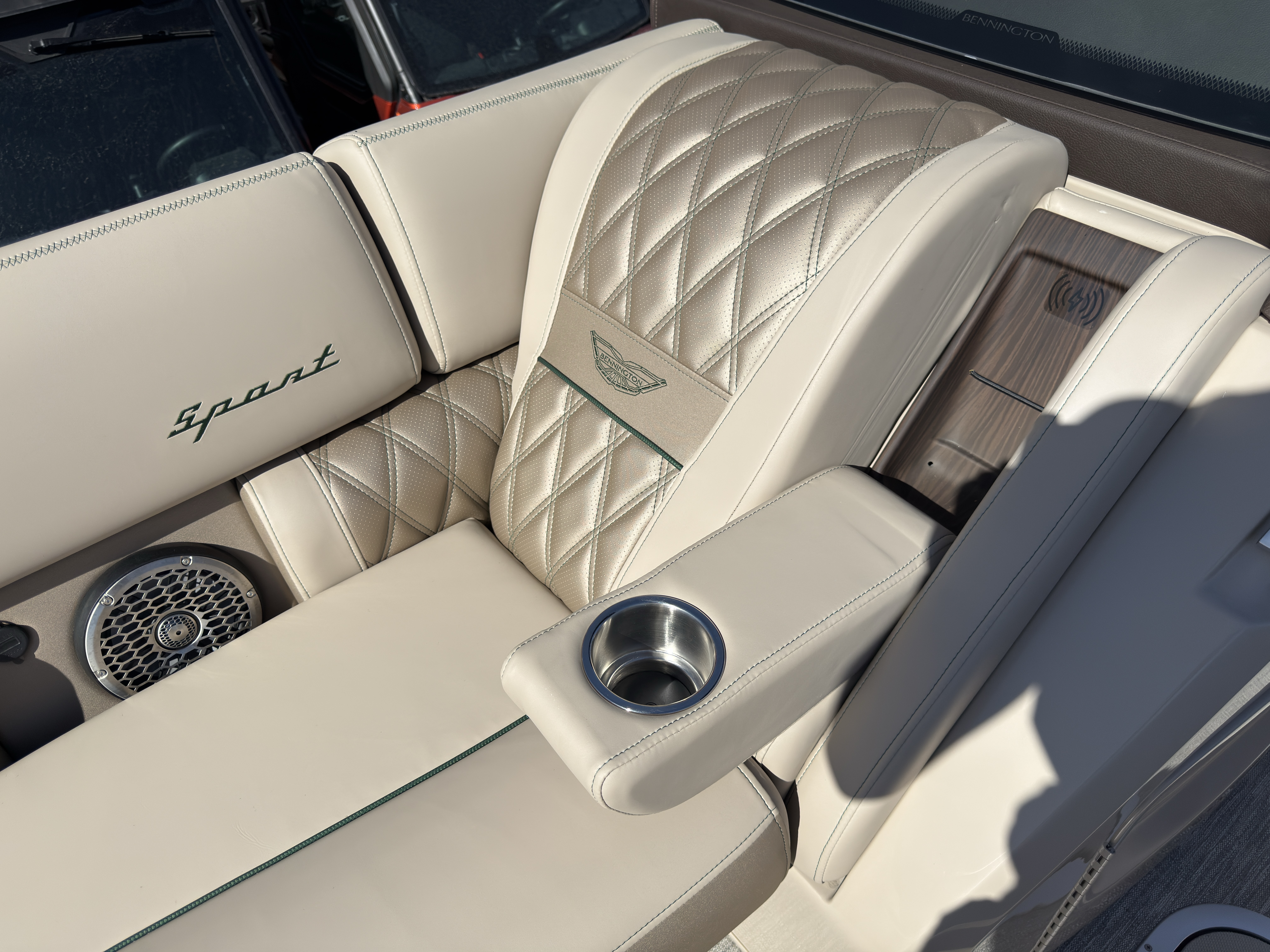 2026 Bennington 25QXSBA 425HP V10 Tritoon Pontoon - Image 77