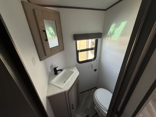 2021 Cruiser RV Shadow Cruiser Ultra-Lite SC327BHS - Image 13