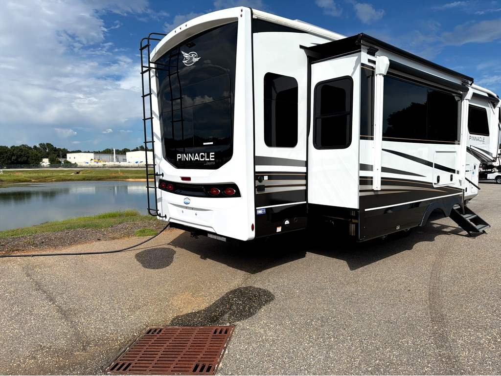 2025 JAYCO PINNACLE 32RLTS - Image 6