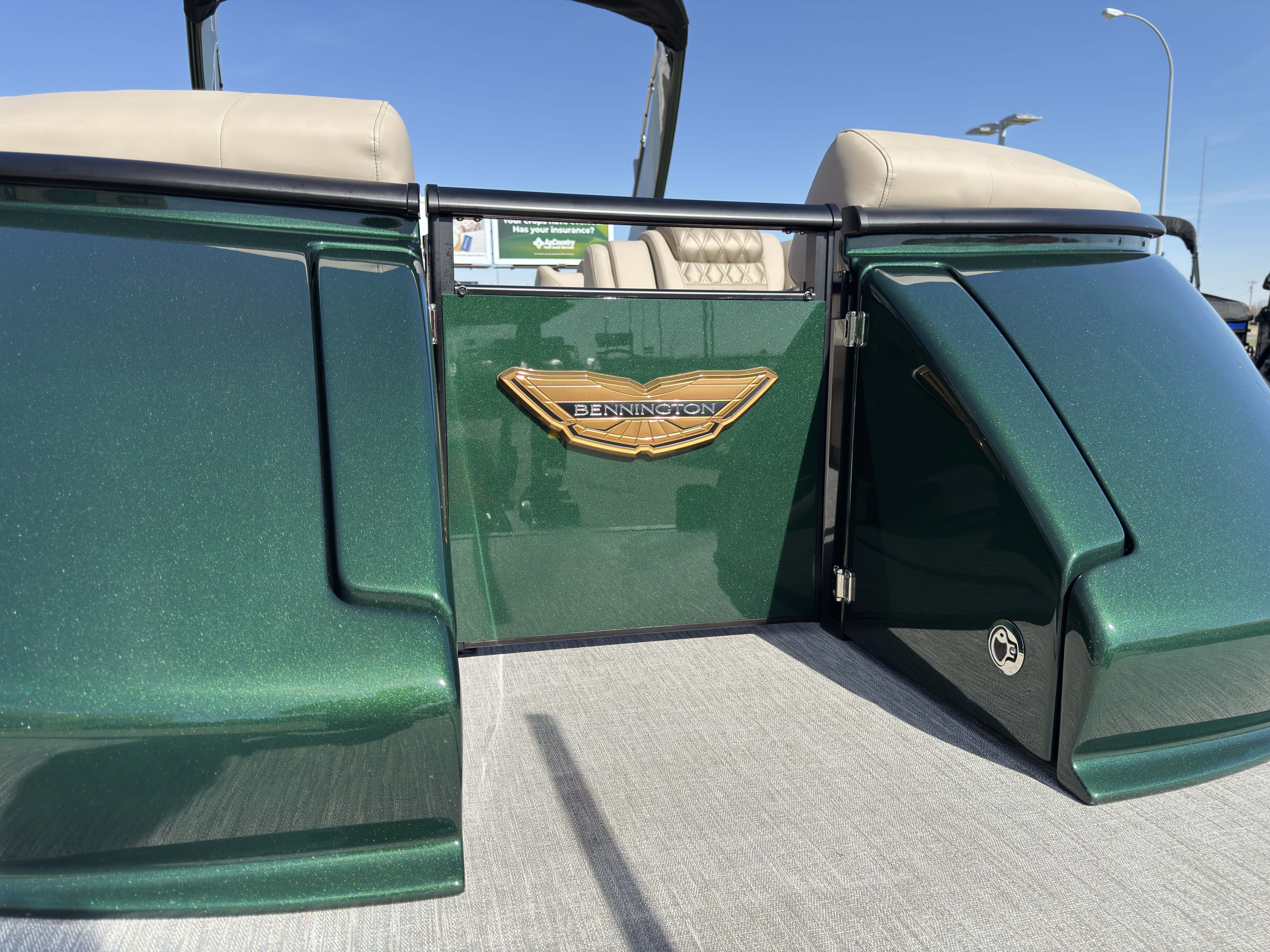 2026 Bennington 25QXSBA 425HP V10 Tritoon Pontoon - Image 8