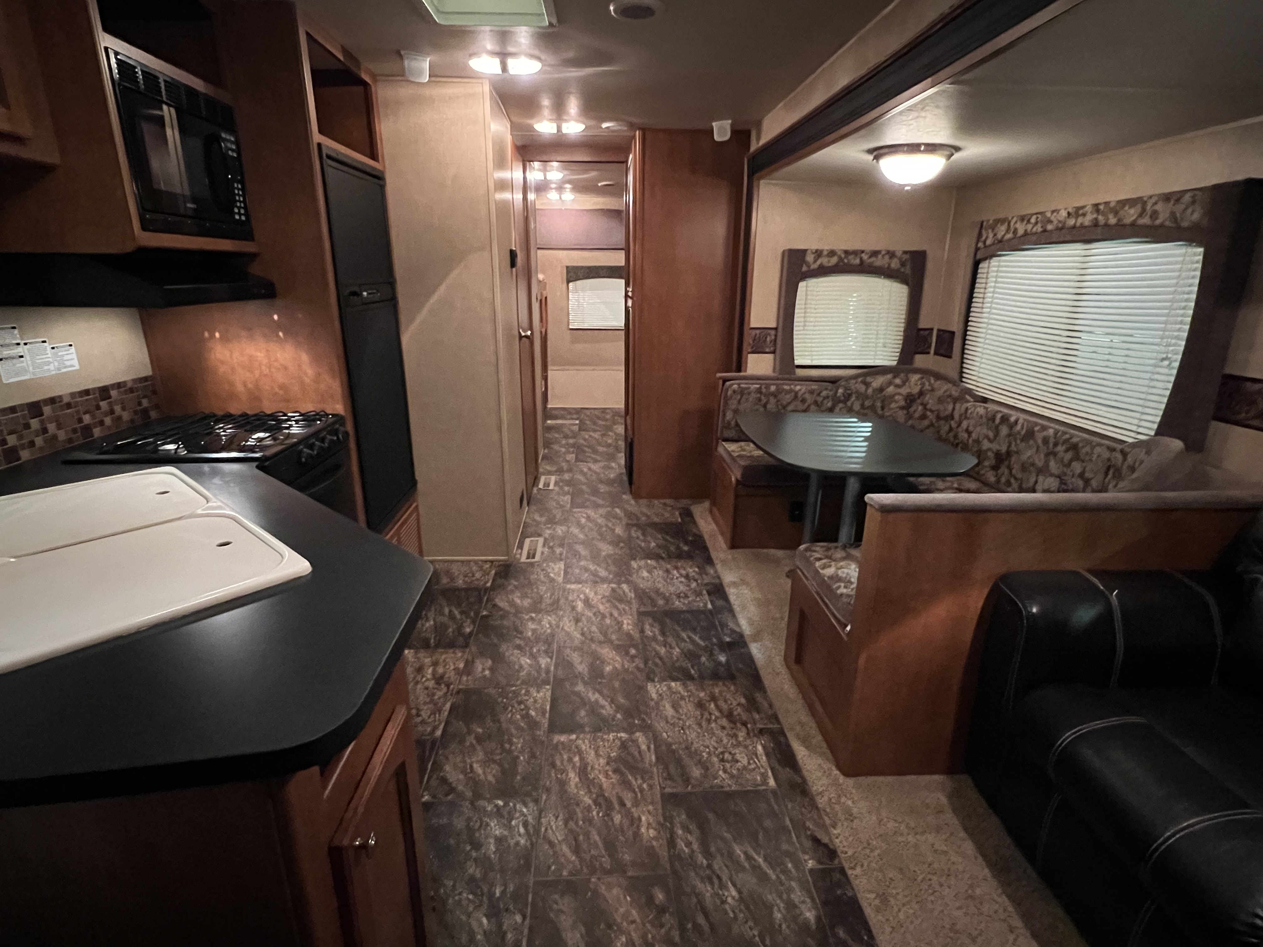 2011 SHASTA REVERE 32BHDS HMS - Image 13