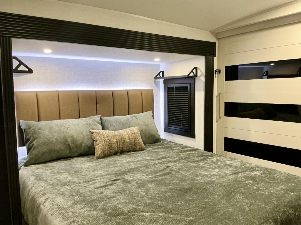 2027 FOREST RIVER 376FAM - Image 31