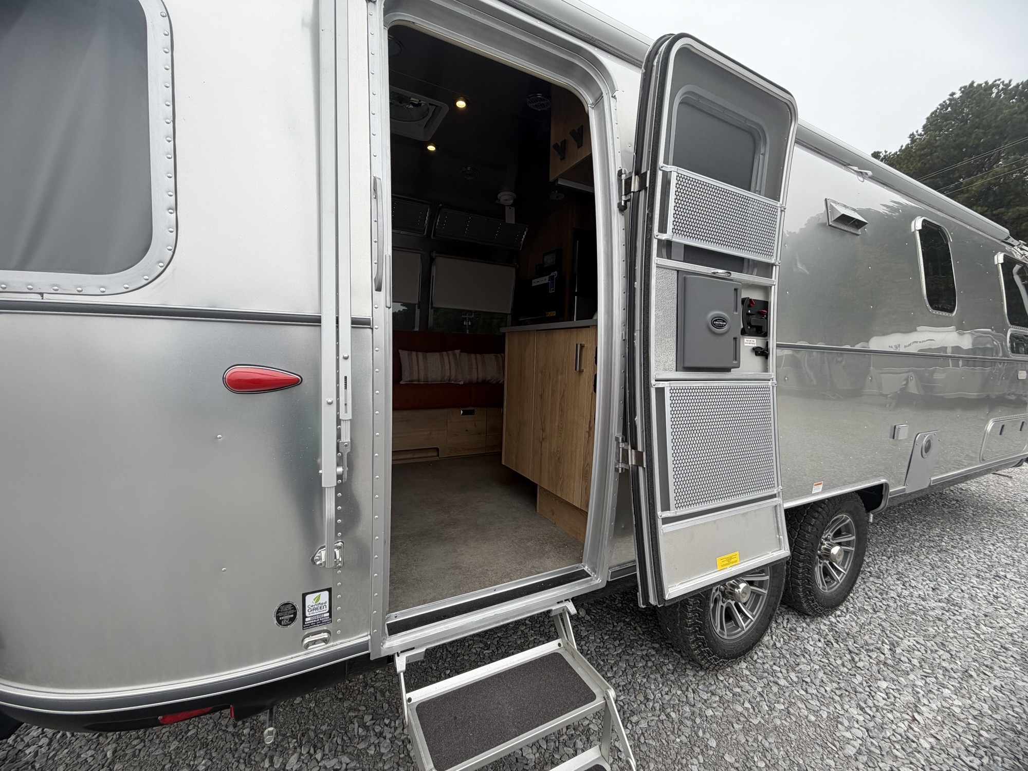 2027 AIRSTREAM TRADE WIND 27FBT - Image 17