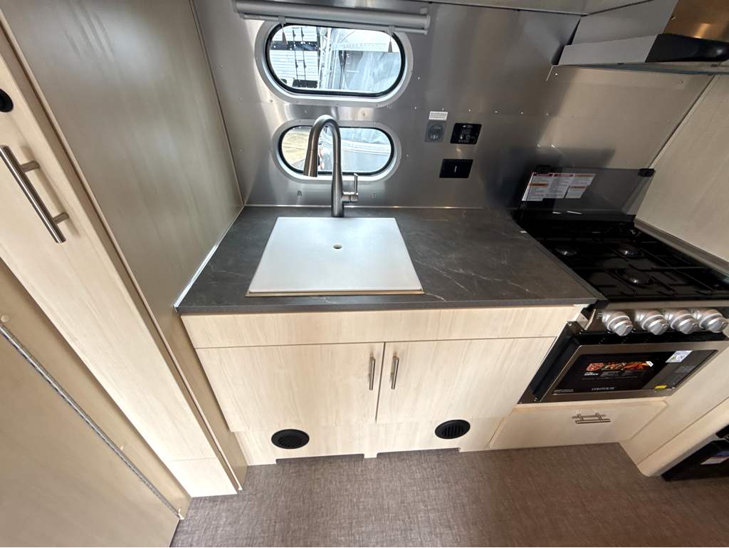 2026 AIRSTREAM FLYING CLOUD 23FBT - Image 17