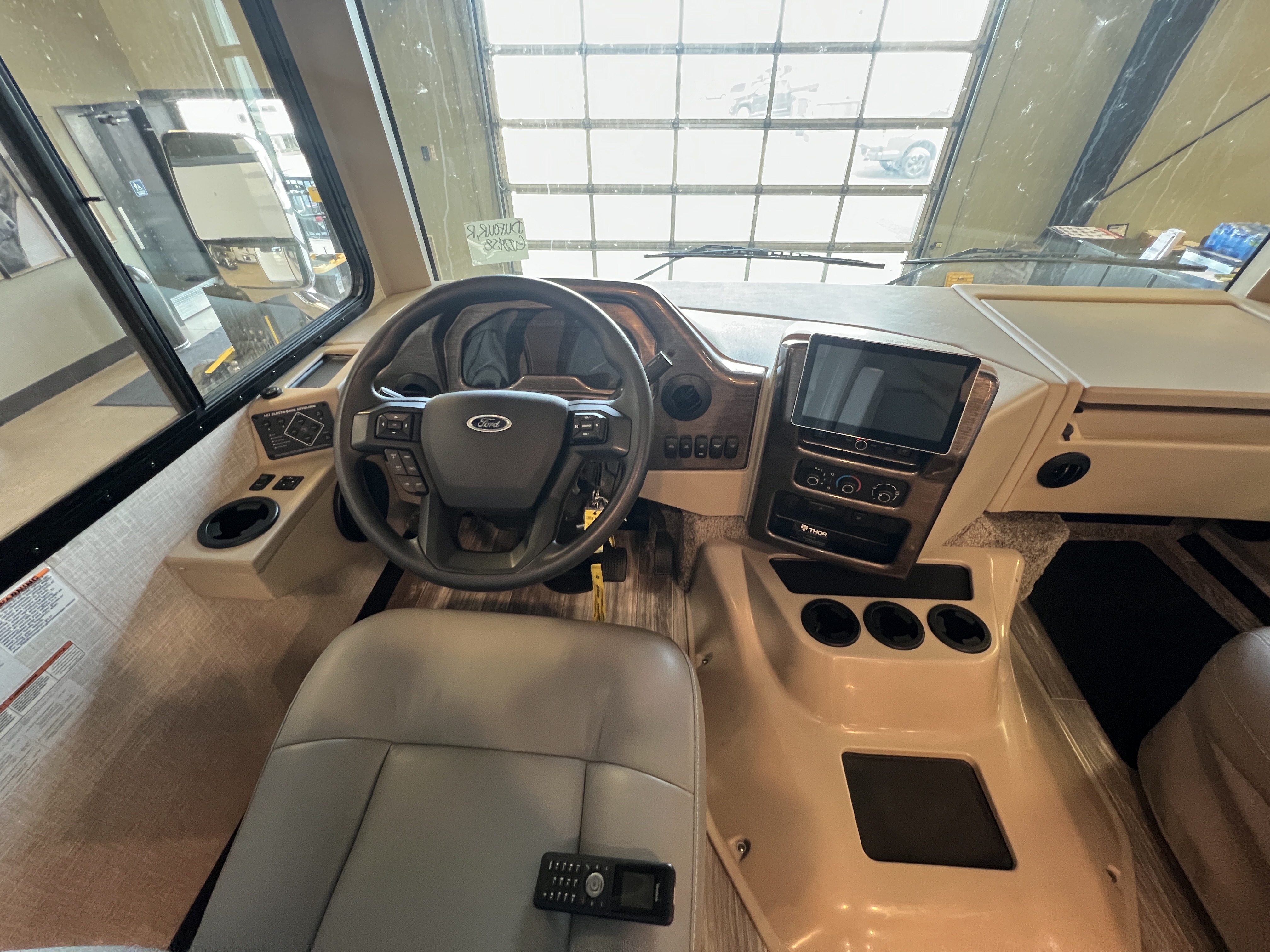2022 Thor Motor Coach Hurricane 34R - Image 9