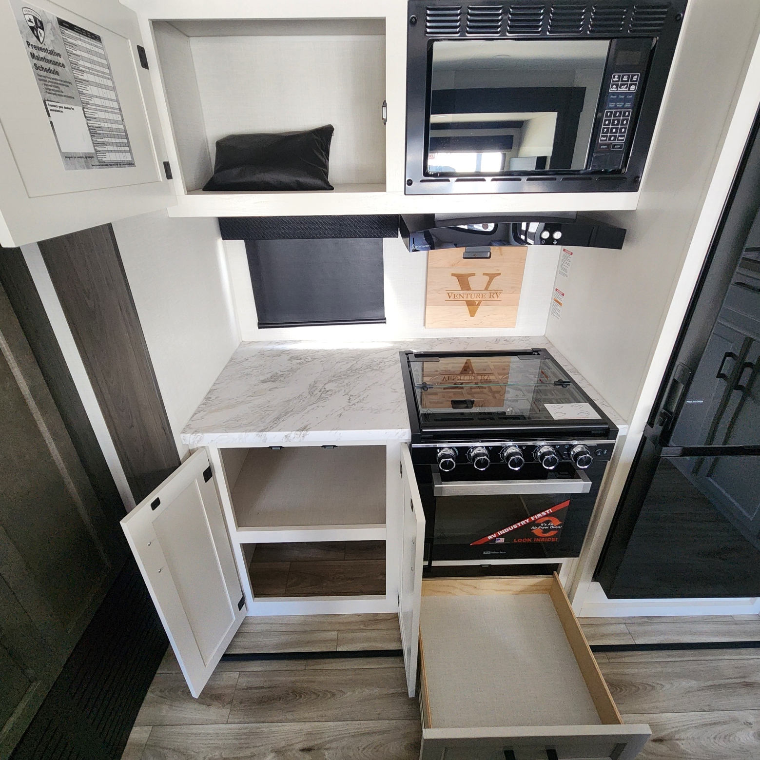2026 VENTURE RV SPORTTREK 327VIK - Image 20