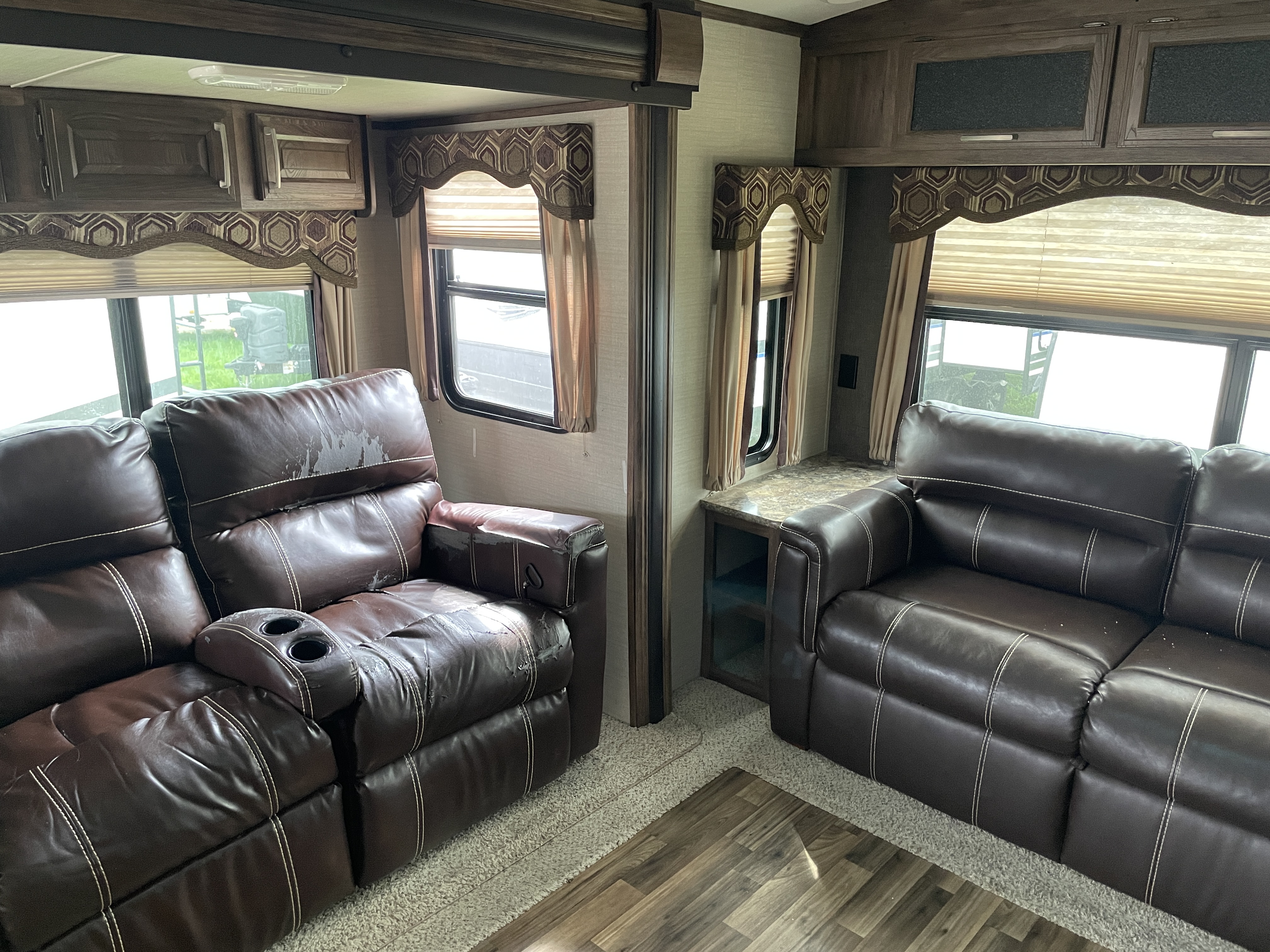 2016 Keystone RV Cougar Half-Ton 30RLI - Image 10