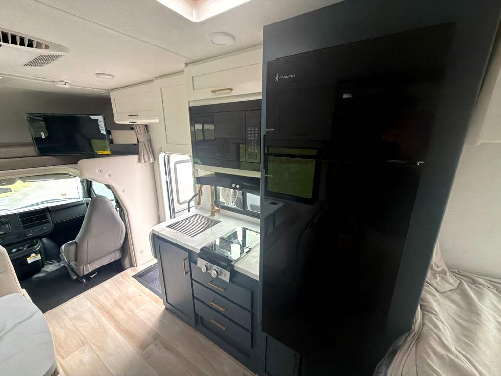 2027 THOR MOTOR COACH MAGNITUDE GA21 - Image 13