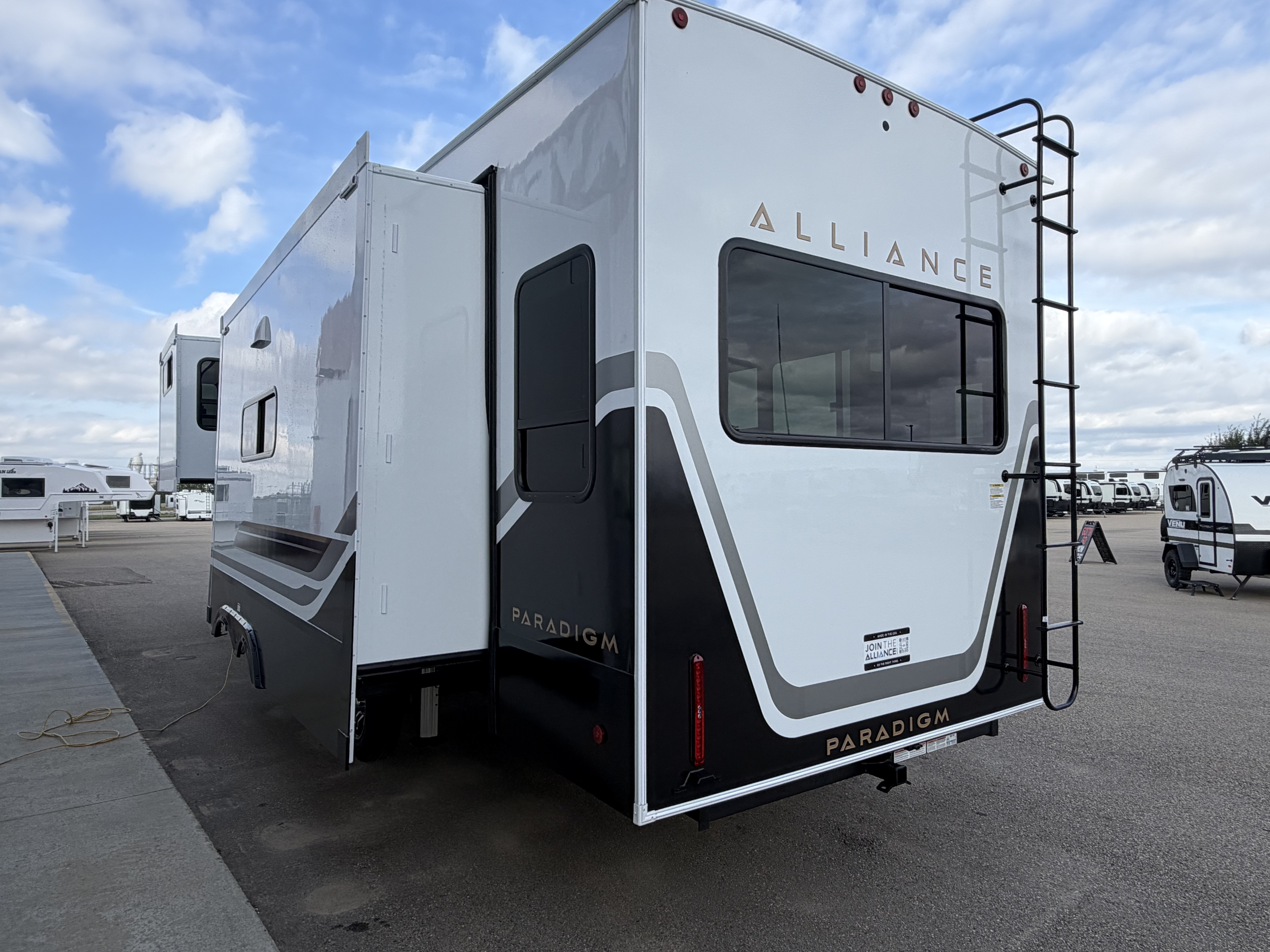 2027 Alliance RV Paradigm 310RL - Image 9