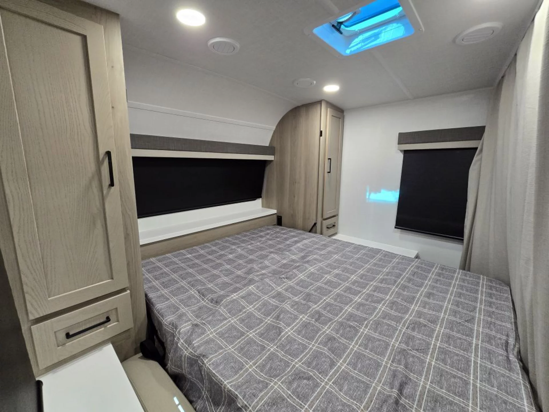 2026 FOREST RIVER ROCKWOOD MINI LITE 2519S - Image 13