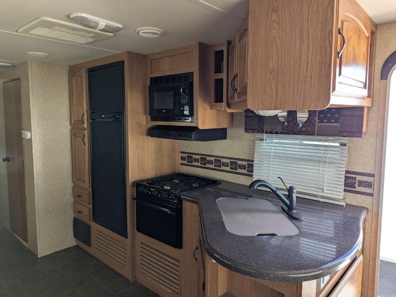 2012 Dutchmen Denali 265RL - Image 5
