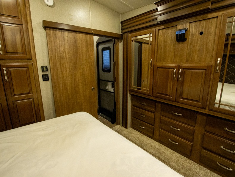 2018 Keystone Montana 3820FK - Image 26