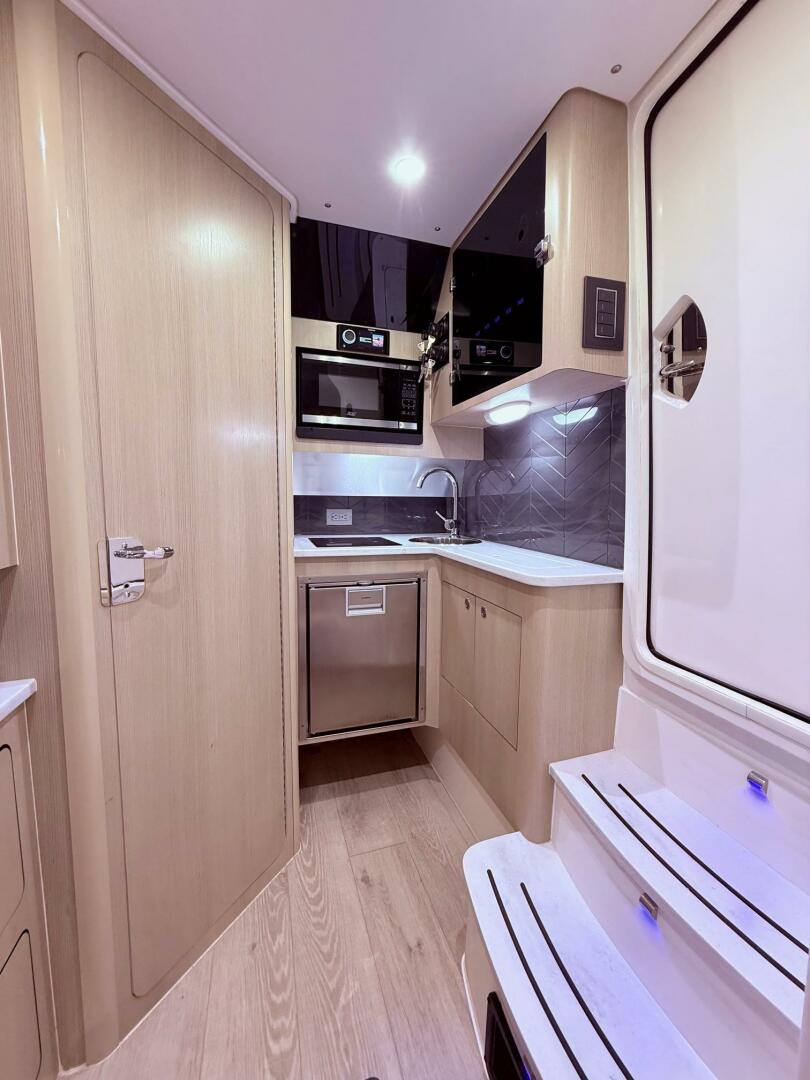 2006 Carver 43 Motor Yacht - Image 46