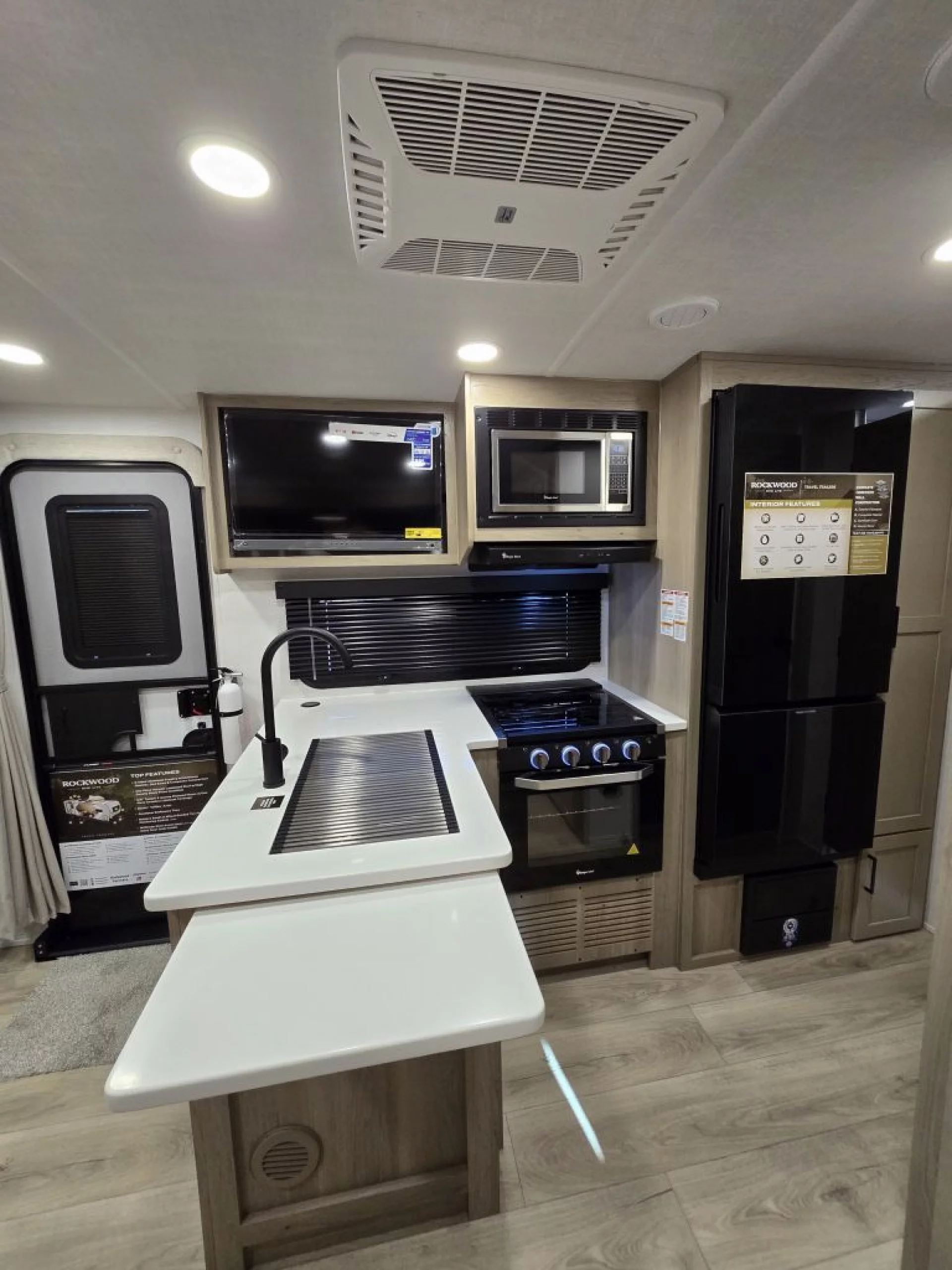 2026 FOREST RIVER ROCKWOOD MINI LITE 2519S - Image 8