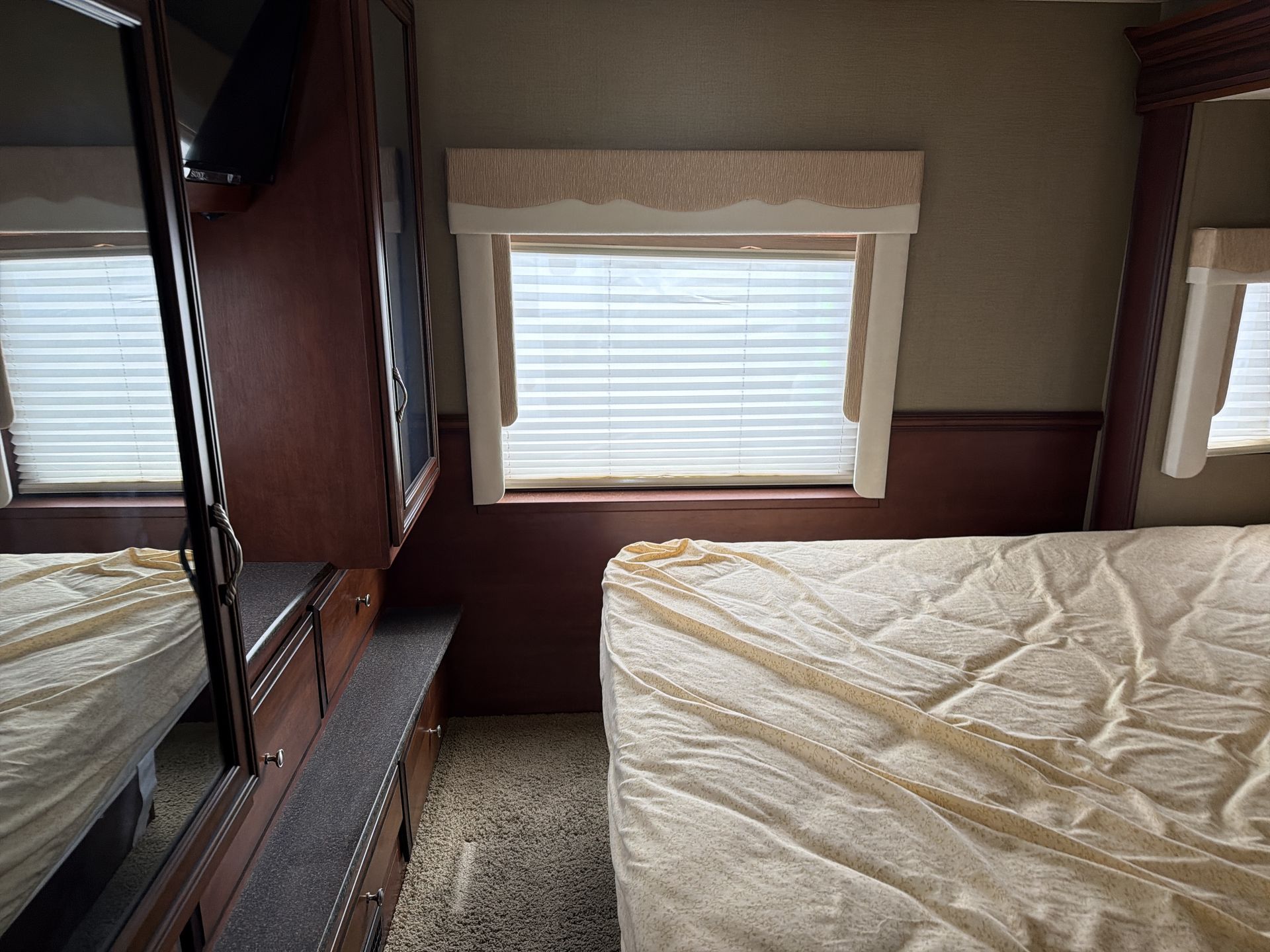2014 Newmar Bay Star 3309 - Image 40