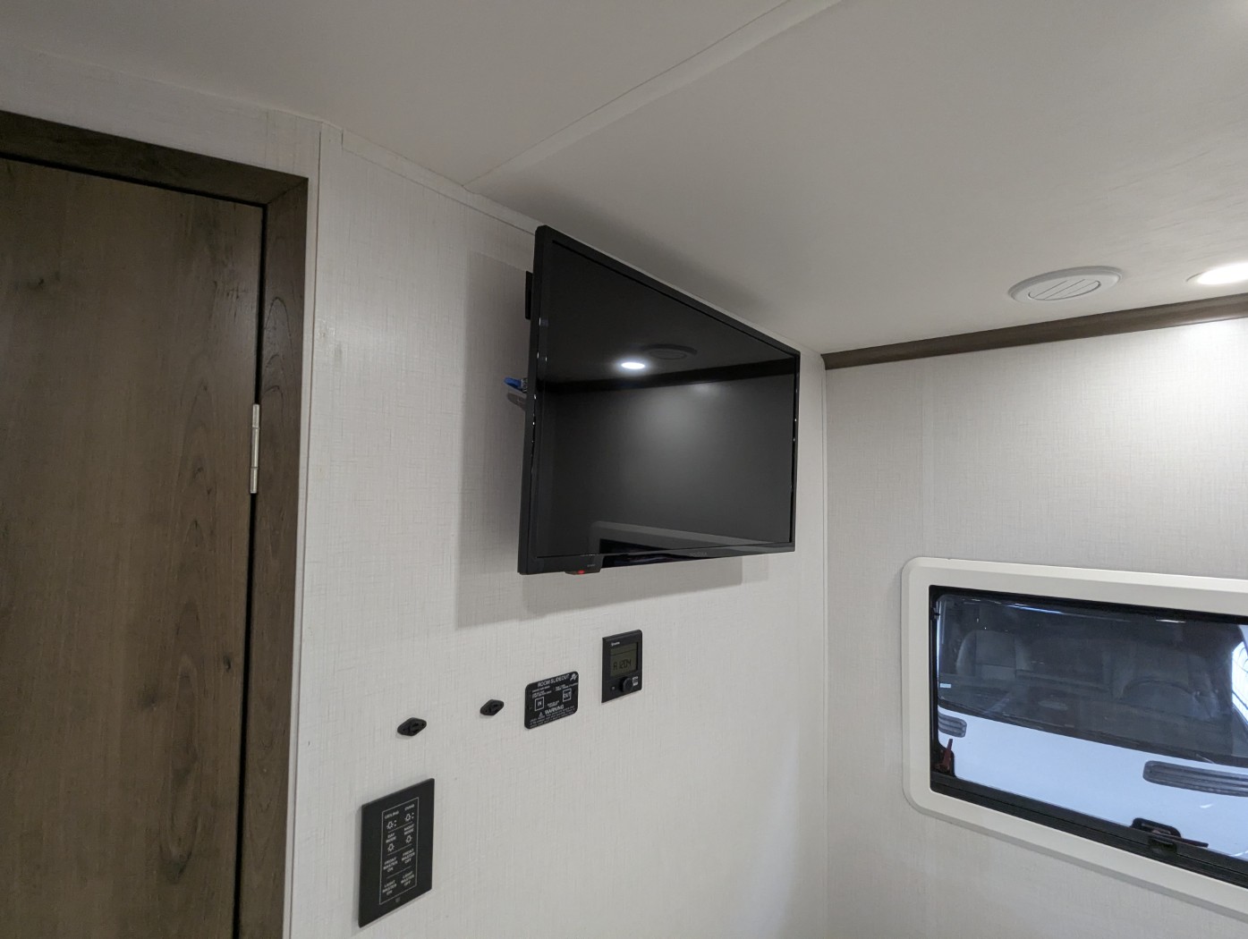 2024 Dynamax Corp Isata 3 Series 24FW - Image 26