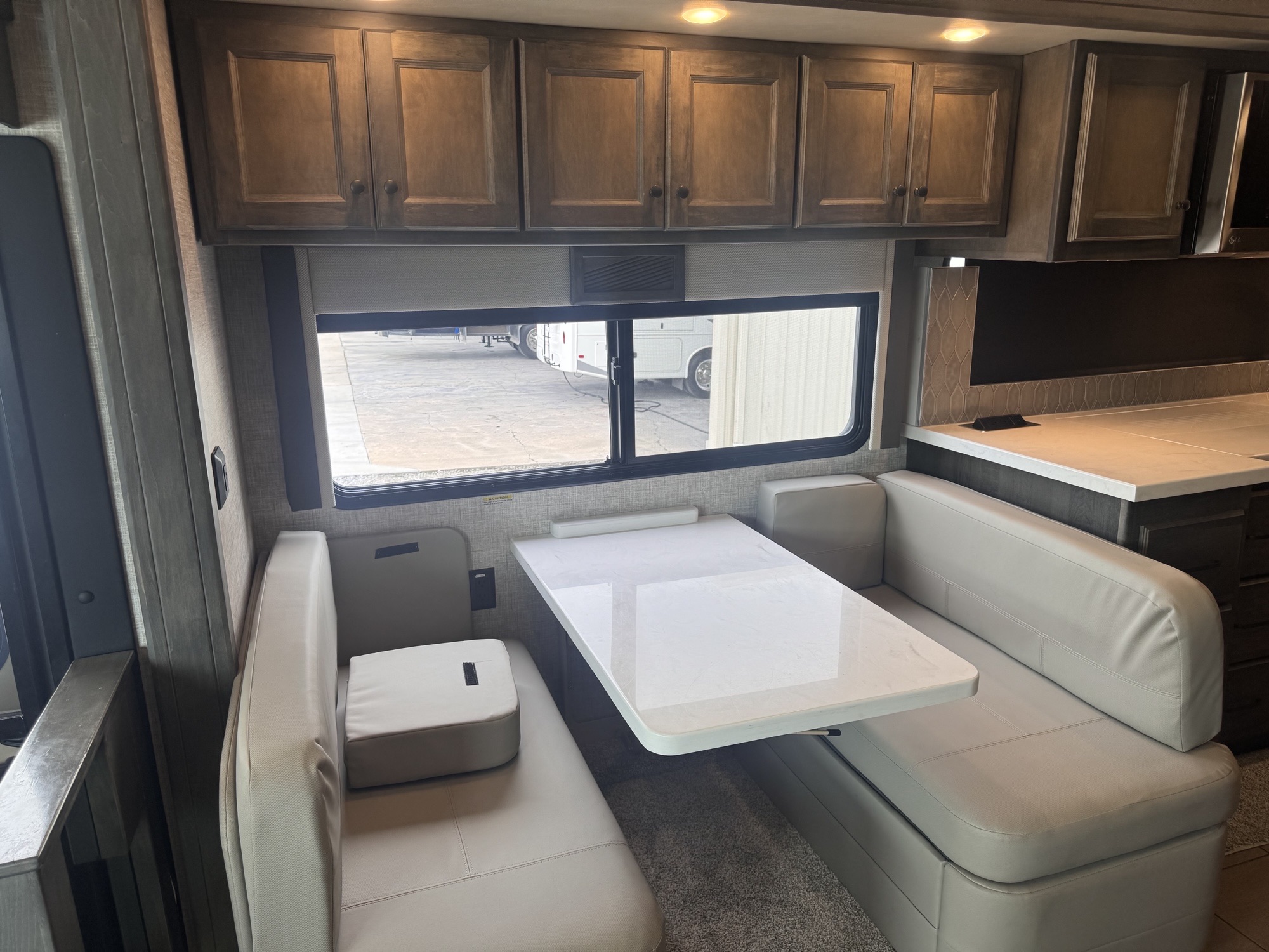2023 TIFFIN ALLEGRO 34 PA - Image 12