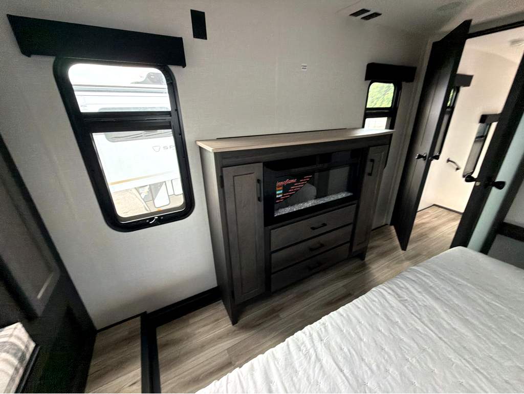 2027 VENTURE RV SPORTTREK 363VFR - Image 31