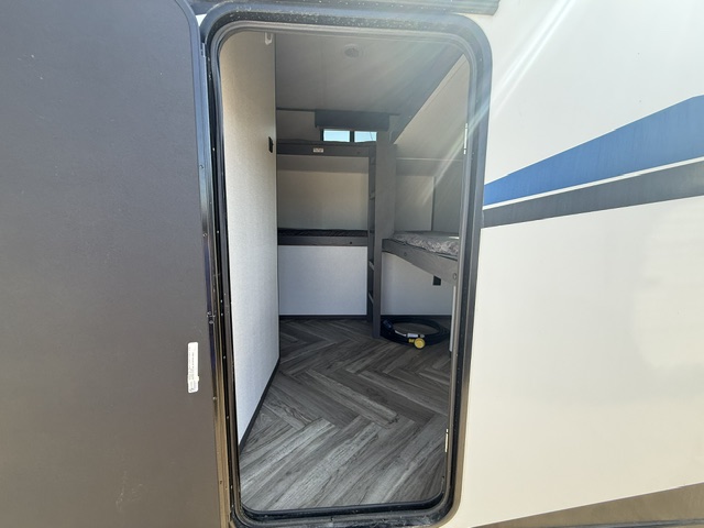 2021 Cruiser RV Shadow Cruiser Ultra-Lite SC327BHS - Image 5