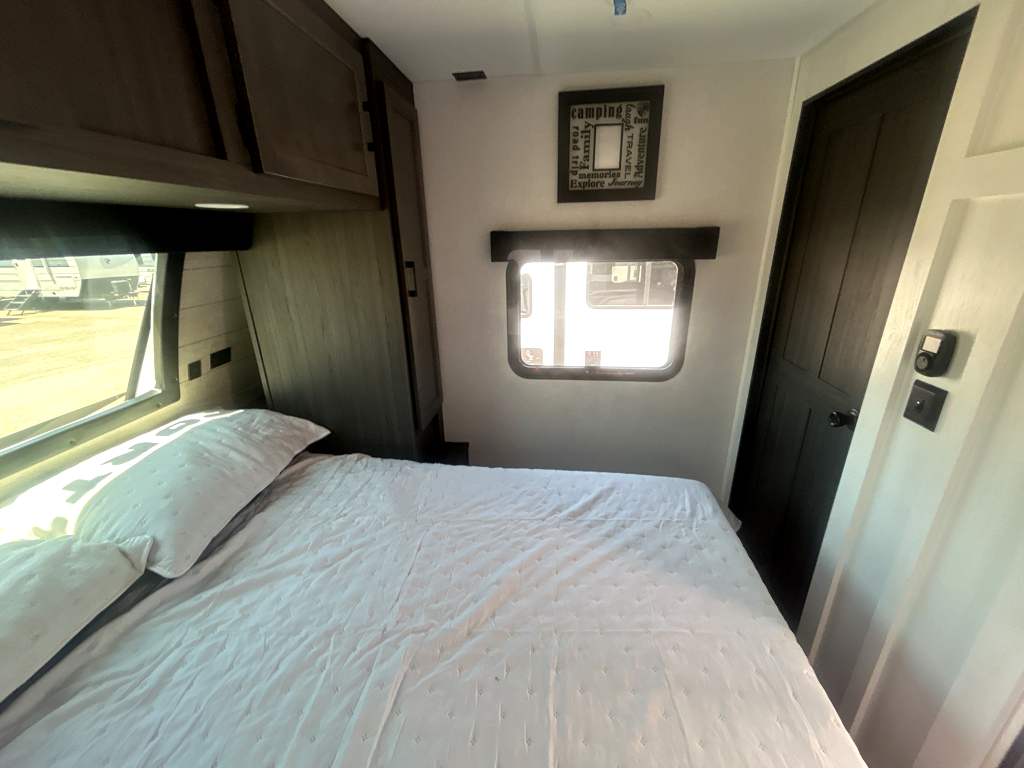 2026 VENTURE RV SPORTTREK 327VIK - Image 30