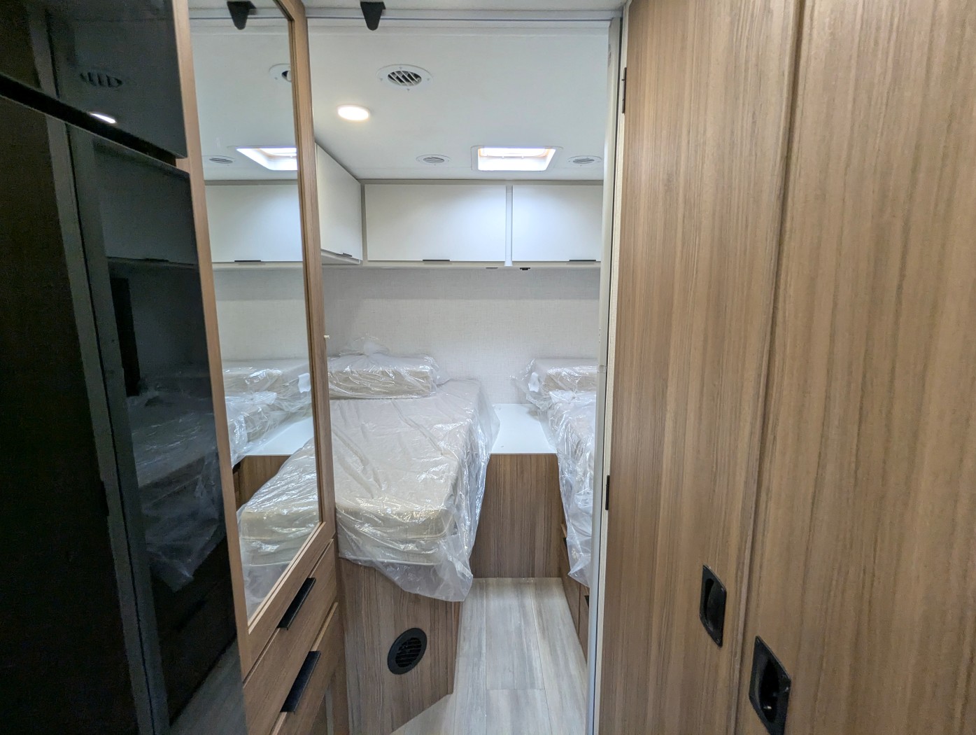 2027 Thor Motor Coach Four Winds 25Z - Image 19