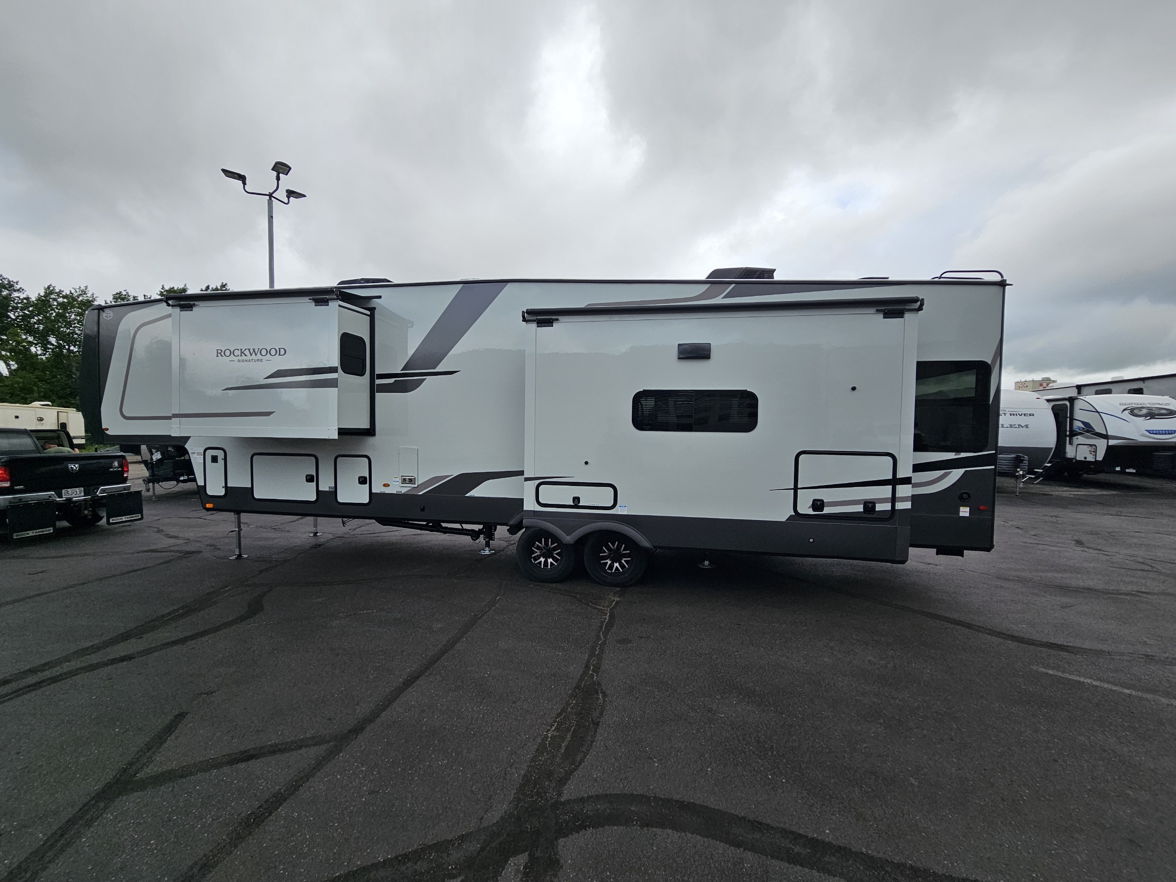 2027 Forest River Rockwood Signature 401SFB - Image 5