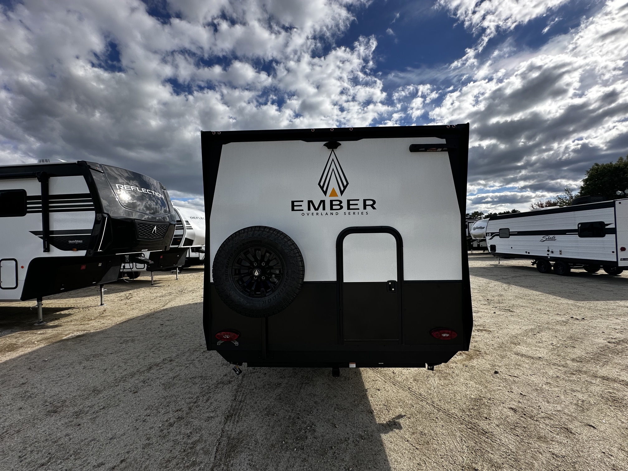 2027 Ember Overland Series 221MSL - Image 5
