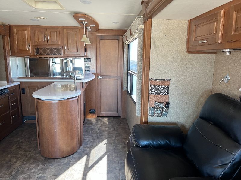 2014 Thor Motor Coach Challenger 37GT - Image 12