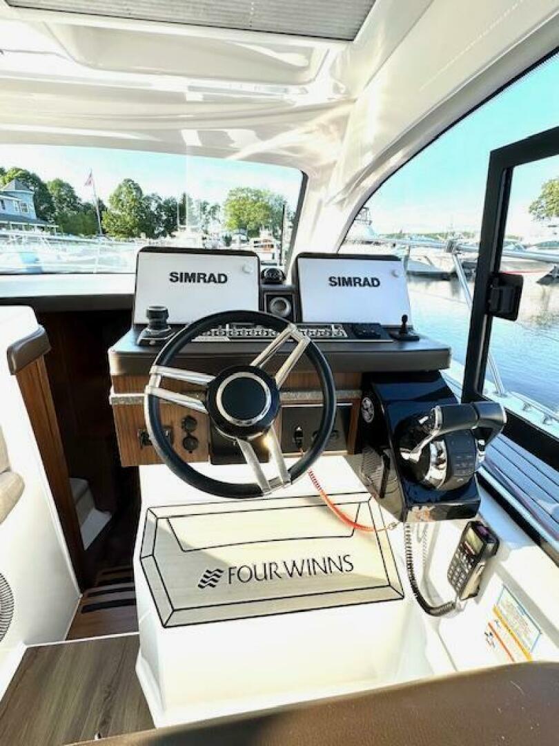 2020 Four Winns Vista 355 Coupe OB - Image 20