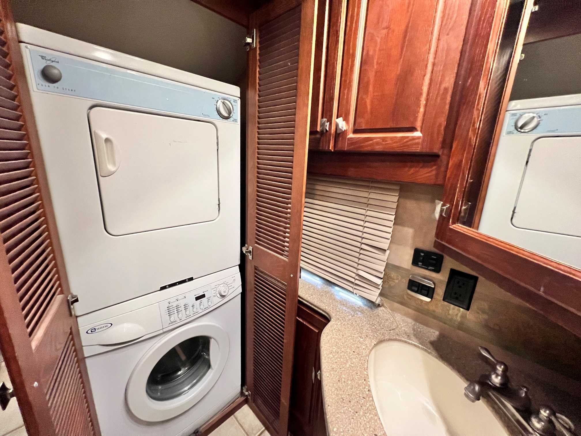 2010 Carriage Carri-Lite 37MSTR - Image 29
