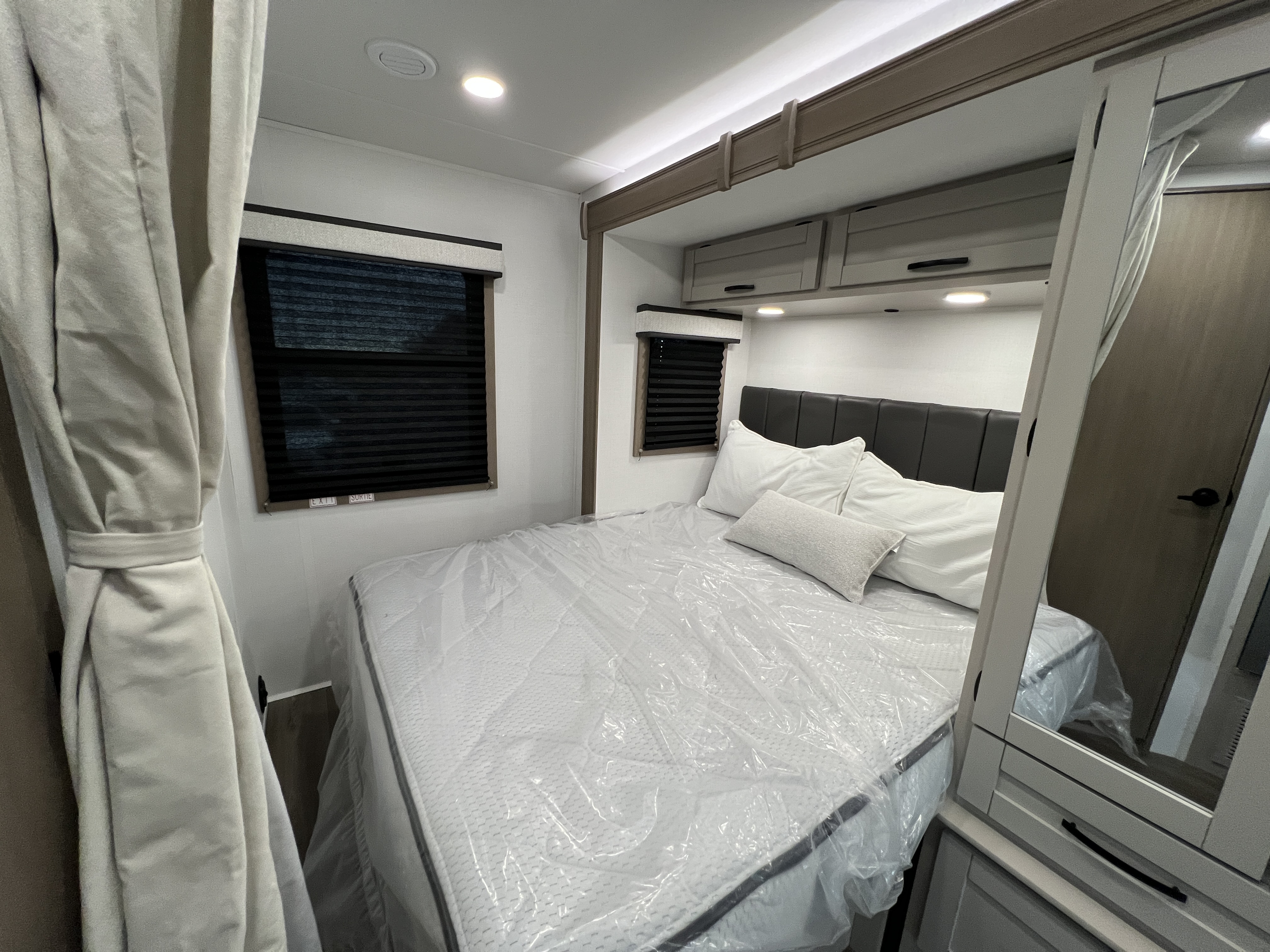 2027 Jayco Melbourne 24L - Image 22