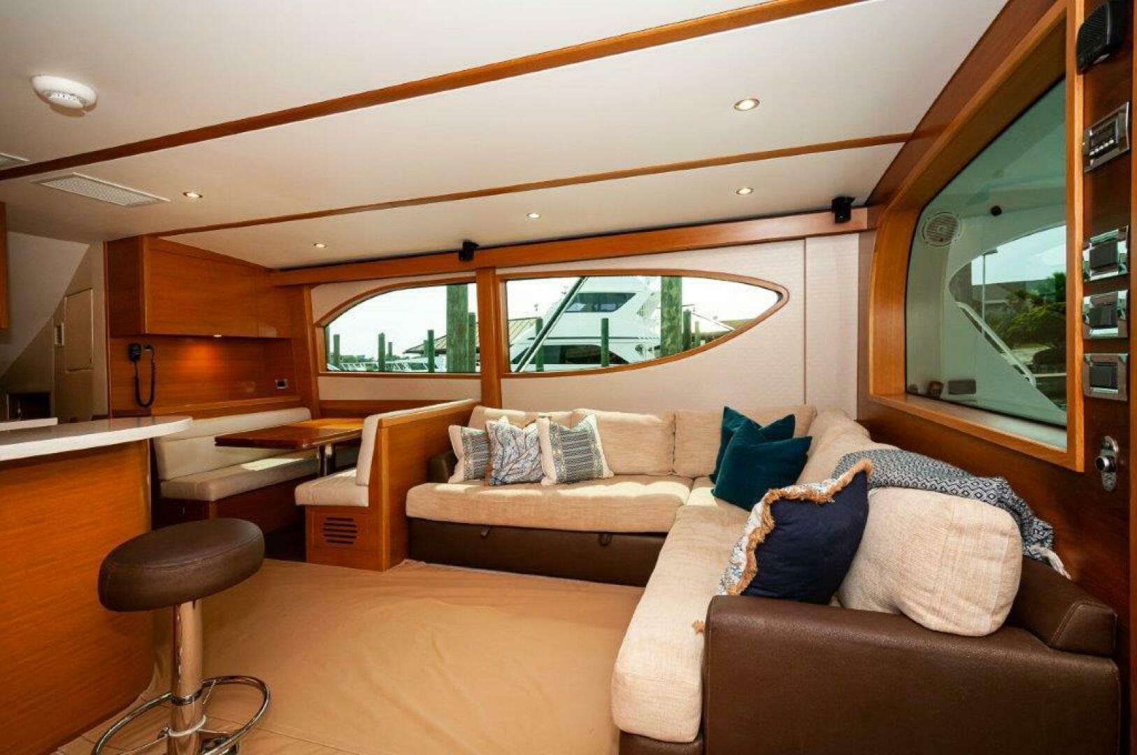2016 Hatteras GT60 - Image 10
