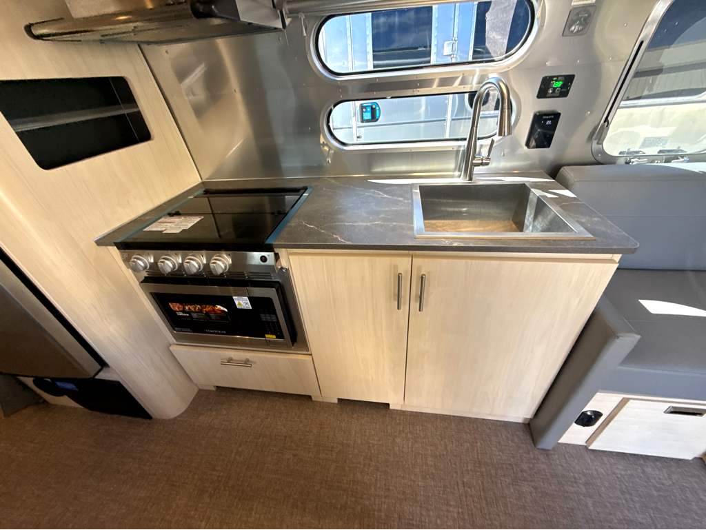 2026 AIRSTREAM FLYING CLOUD 28RBQ - Image 15