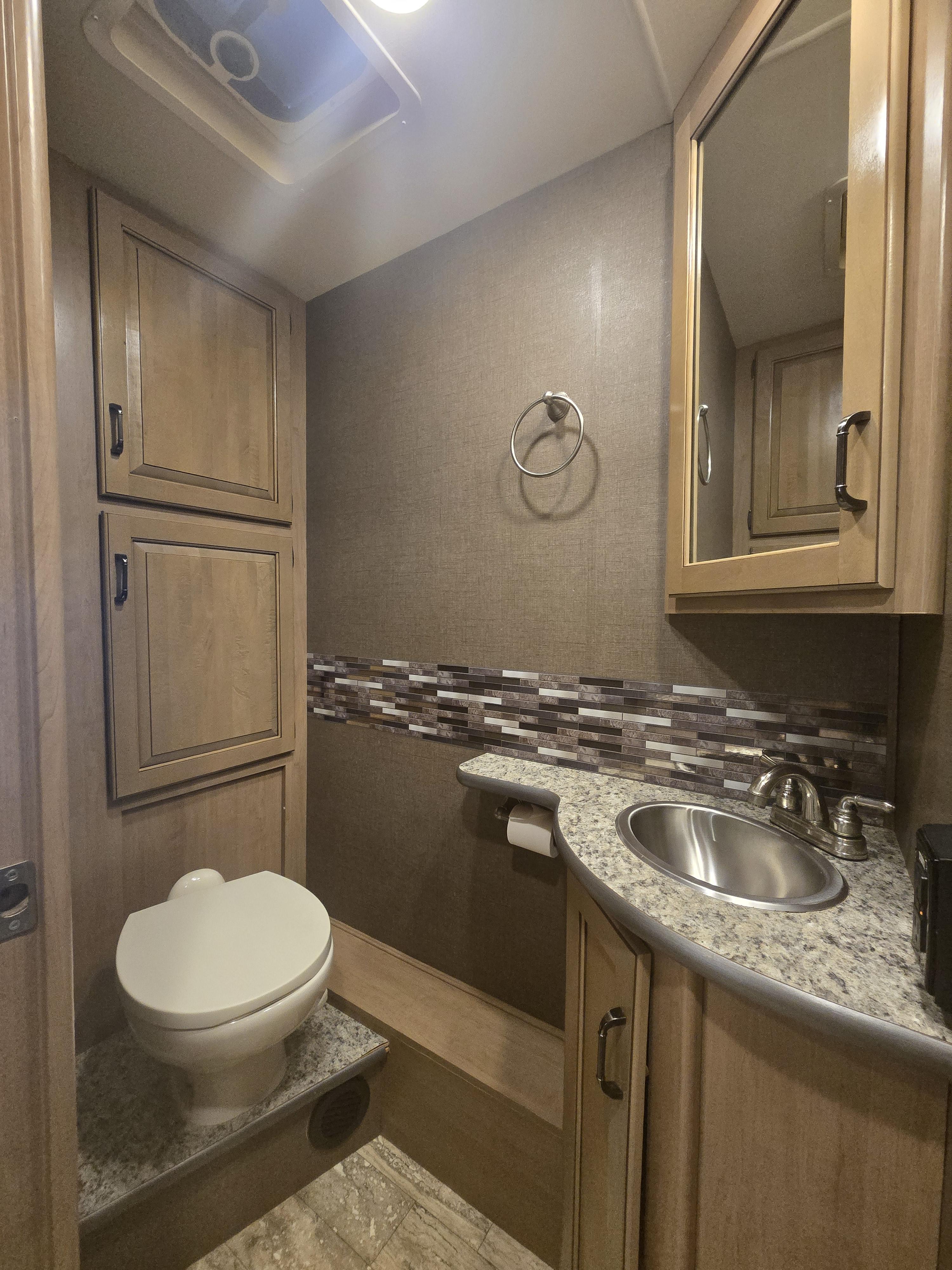 2018 Thor Motor Coach Hurricane 35M - Image 15