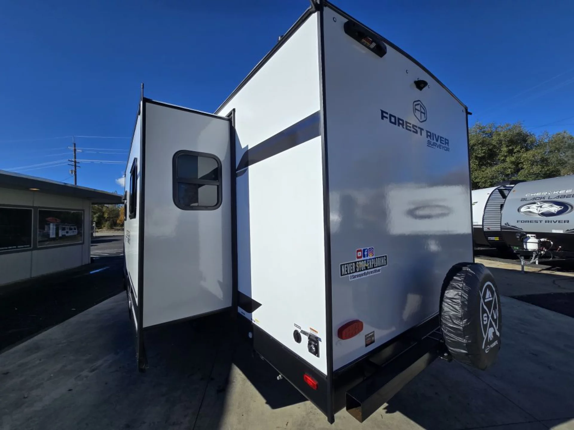 2025 FOREST RIVER SURVEYOR LEGEND 265RBLE - Image 5