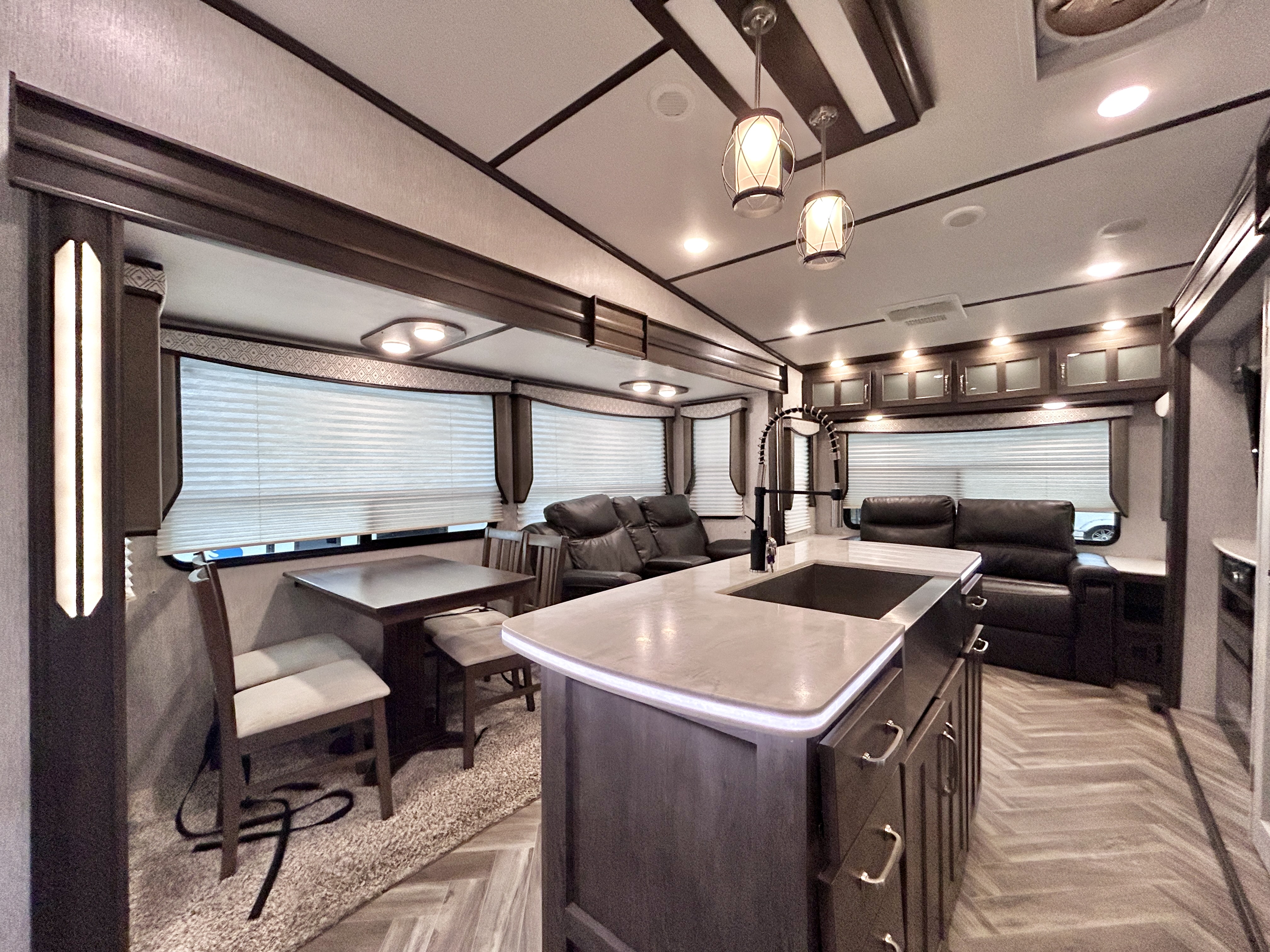 2020 Dutchmen Astoria 3173RLP - Image 10