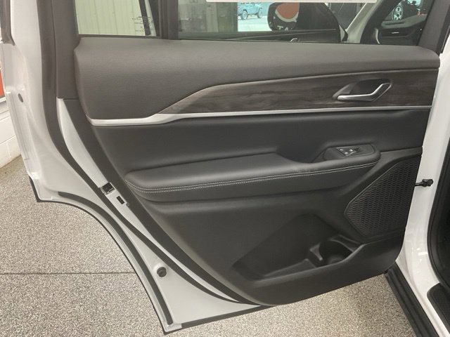 2026 Jeep Grand-Cherokee-L Laredo Altitude 4x4 - Image 39