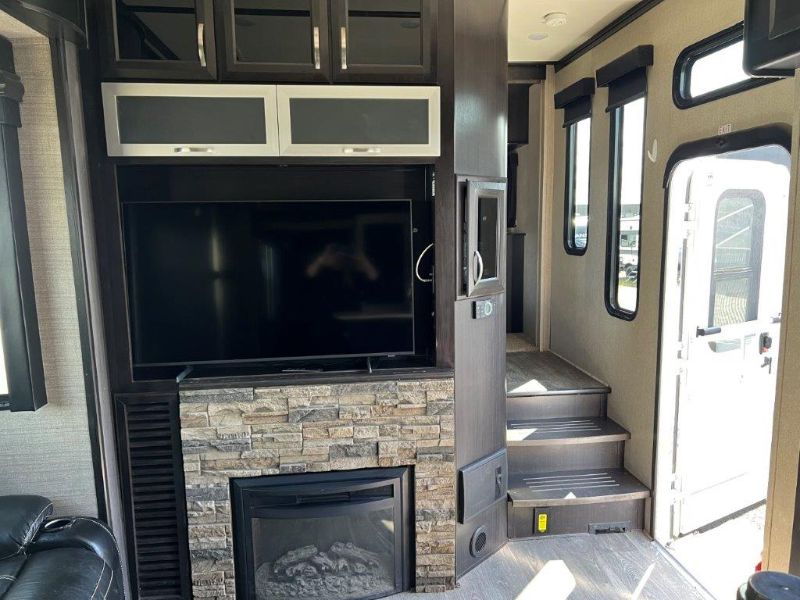 2016 Dutchmen Voltage 4150 - Image 13